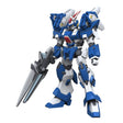 Maquette Gunpla HG 1/144 Ashsaviour bleue, blanche et grise avec épaules imposantes et grande arme sur fond blanc.