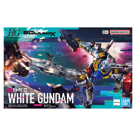 Maquette Gunpla HG 1/144 White Gundam avec armure blanche, touches bleues, rouges et jaunes, fusil et bouclier rouge sur fond blanc.