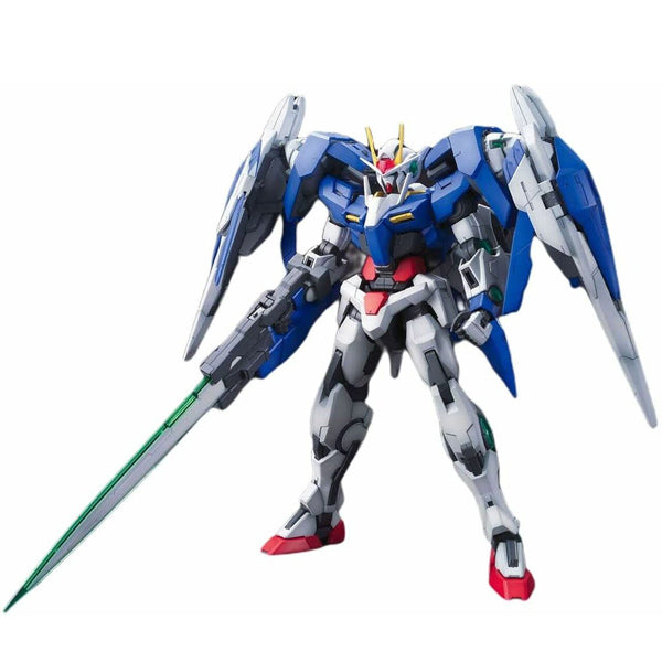Maquette Gunpla MG 1/100 00 Raiser blanche, bleue et rouge avec équipements dorsaux et longue épée GN Sword sur fond blanc.