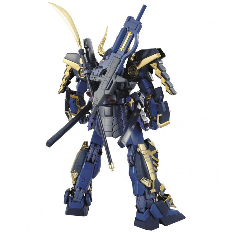 Maquette Gunpla MG 1/100 Musha Gundam Mk-II bleu nuit et dorée avec armure samouraï, cornes et sabres, sur fond blanc.