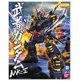 Maquette Gunpla MG 1/100 Musha Gundam Mk-II bleu nuit et dorée avec armure samouraï, cornes et sabres, sur fond blanc.