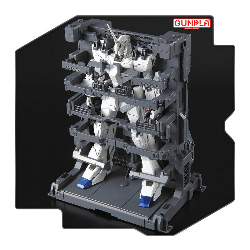 Maquette Gunpla MG 1/100 Unicorn Gundam Screen Image Special blanche et rouge en pose dynamique avec fusil et support d’exposition.