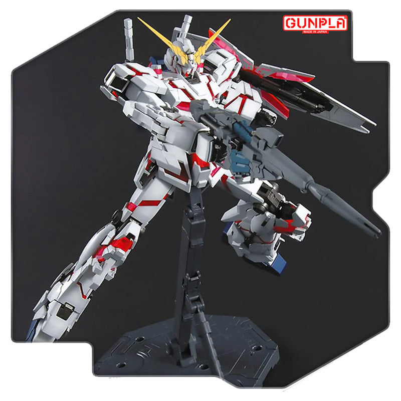 Maquette Gunpla MG 1/100 Unicorn Gundam Screen Image Special blanche et rouge en pose dynamique avec fusil et support d’exposition.