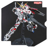 Maquette Gunpla MG 1/100 Unicorn Gundam Screen Image Special blanche et rouge en pose dynamique avec fusil et support d’exposition.
