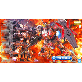 Maquette Gunpla MG 1/100 Unicorn Gundam Screen Image Special blanche et rouge en pose dynamique avec fusil et support d’exposition.