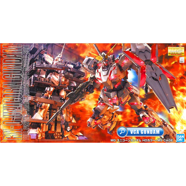 Maquette Gunpla MG 1/100 Unicorn Gundam Screen Image Special blanche et rouge en pose dynamique avec fusil et support d’exposition.