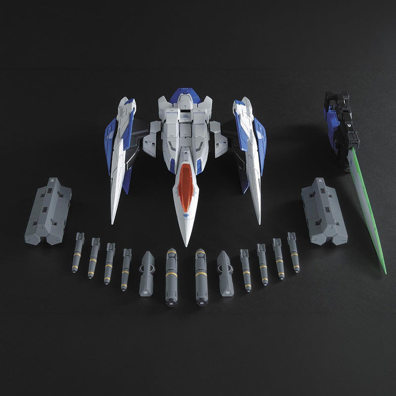 Maquette Gunpla PG 1/60 00 Raiser blanche, bleue et rouge avec équipements dorsaux, armes et boucliers, sur fond blanc.