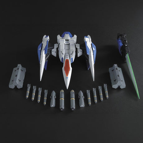 Maquette Gunpla PG 1/60 00 Raiser blanche, bleue et rouge avec équipements dorsaux, armes et boucliers, sur fond blanc.