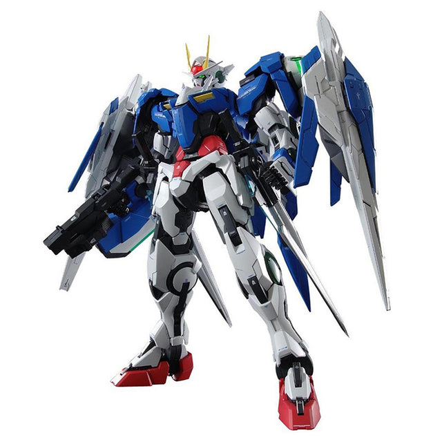 Maquette Gunpla PG 1/60 00 Raiser blanche, bleue et rouge avec équipements dorsaux, armes et boucliers, sur fond blanc.