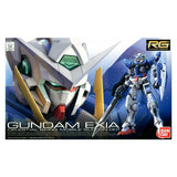 Maquette Gunpla RG 1/144 Gundam Exia blanche et bleue avec grande lame GN, bouclier et détails rouges sur fond blanc.