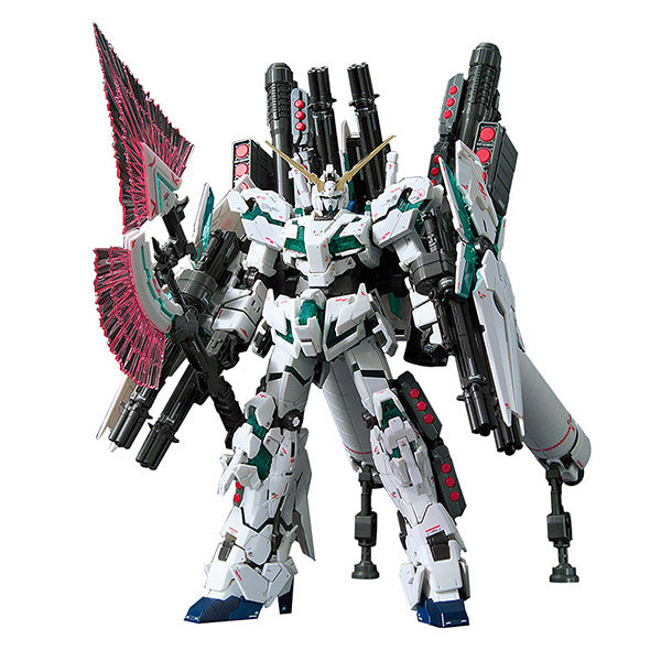 Maquette Gunpla RG 1/144 Full Armor Unicorn Gundam avec armure blanche, détails verts, armes lourdes, boucliers et propulseurs.