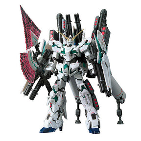 Maquette Gunpla RG 1/144 Full Armor Unicorn Gundam avec armure blanche, détails verts, armes lourdes, boucliers et propulseurs.