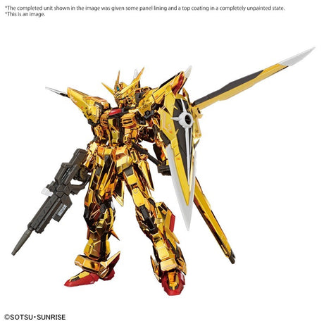 Maquette Gunpla RG 1/144 Akatsuki Gundam Oowashi Unit dorée avec fusil, bouclier et ailes, sur fond blanc.