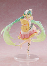 Figurine Hatsune Miku Wonderland Sleeping Beauty en robe pastel avec couettes vert clair et pose inspirée des contes de fées