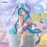 Figurine Hatsune Miku Noodle Stopper Rabbit Ear Hood Pajama Blue Ver. assise avec capuche lapin, couleurs pastel.