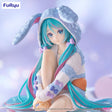 Figurine Hatsune Miku Noodle Stopper Rabbit Ear Hood Pajama Blue Ver. assise avec capuche lapin, couleurs pastel.