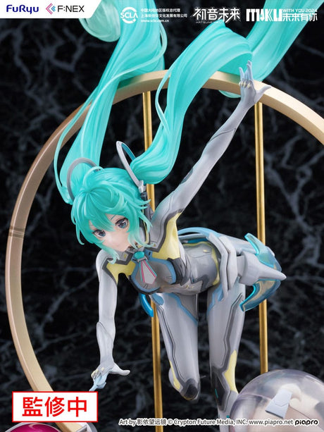 Statuette PVC Hatsune Miku F:NEX Miku With You 2024 Ver. 1/7 de 29 cm avec tenue futuriste, cheveux turquoise et décor spatial.