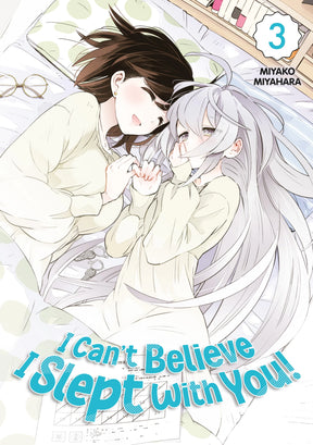 Couverture du manga I Can’t Believe I Slept With You! Tome 3 montrant deux jeunes femmes en pyjama allongées ensemble sur un lit, souriantes et complices. 