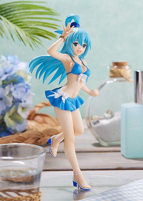 Figurine Pop Up Parade d’Aqua de KonoSuba en maillot de bain bleu, capturant son énergie débordante dans un décor estival raffiné.