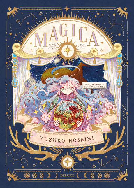 MAGICA – Le Nocturne des Étoiles Filantes (Édition Deluxe) : une magicienne aux cheveux étoilés tient un globe représentant un monde imaginaire, entourée de constellations dorées et de motifs célestes dans un cadre bleu nuit aux accents dorés.