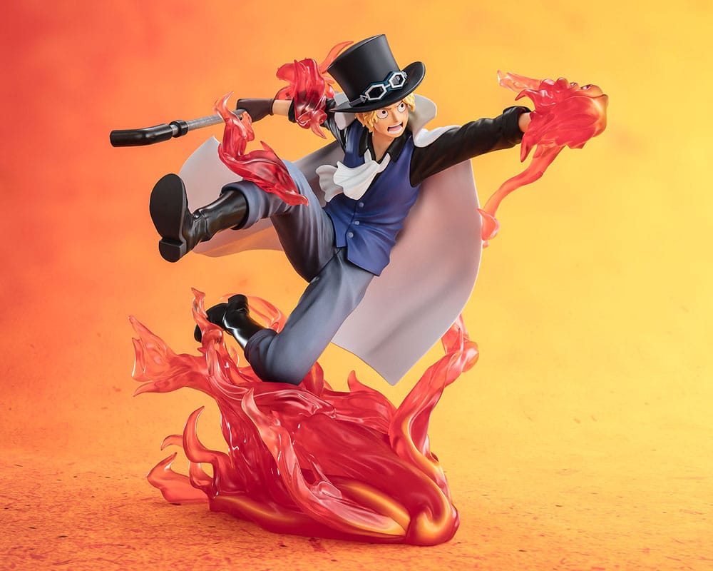 Figurine Sabo Fire Fist One Piece en pose de combat avec effets de flammes dynamiques autour de son corps
