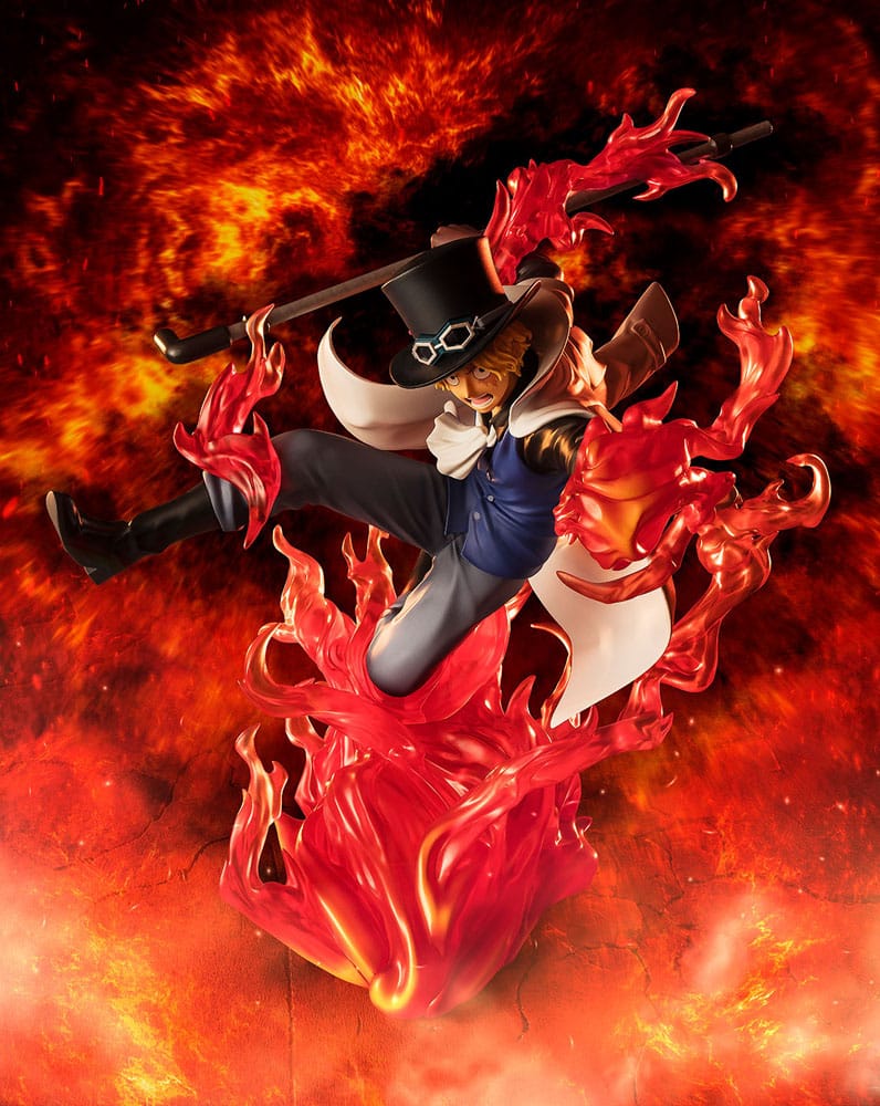 Figurine Sabo Fire Fist One Piece en pose de combat avec effets de flammes dynamiques autour de son corps