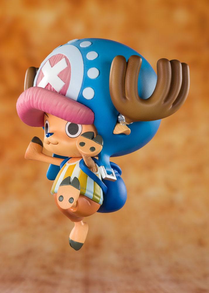 Statuette One Piece FiguartsZERO Cotton Candy Lover Tony Tony Chopper avec chapeau bleu et rose, en pose joyeuse sur fond orangé.