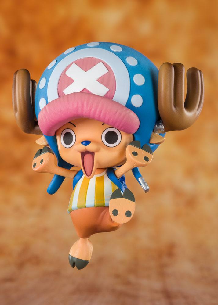 Statuette One Piece FiguartsZERO Cotton Candy Lover Tony Tony Chopper avec chapeau bleu et rose, en pose joyeuse sur fond orangé.