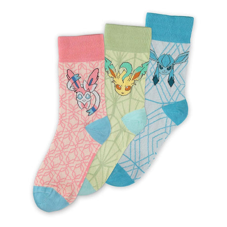 Lot de trois chaussettes Pokémon : rose avec Nymphali, vert avec Phyllali et bleu avec Givrali, dans un design coloré et kawaii.
