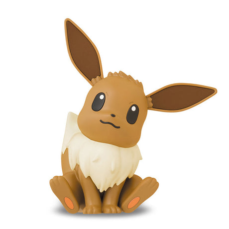 Maquette Poképla Évoli n°04 assise, avec grandes oreilles brunes, collerette crème et expression adorable sur fond blanc.