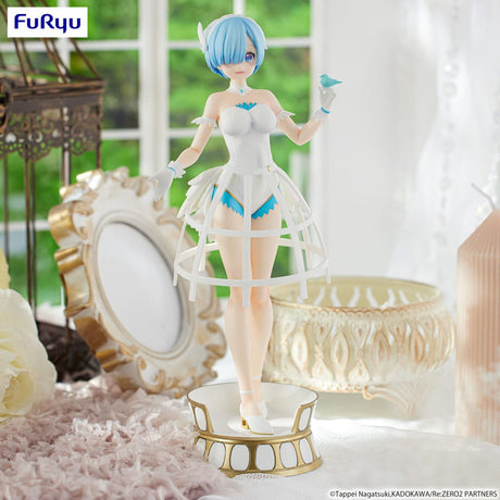 Statuette PVC Re:Zero Exceed Creative Rem Cage Dress par FuRyu, représentant Rem en robe blanche cage sur socle décoratif.