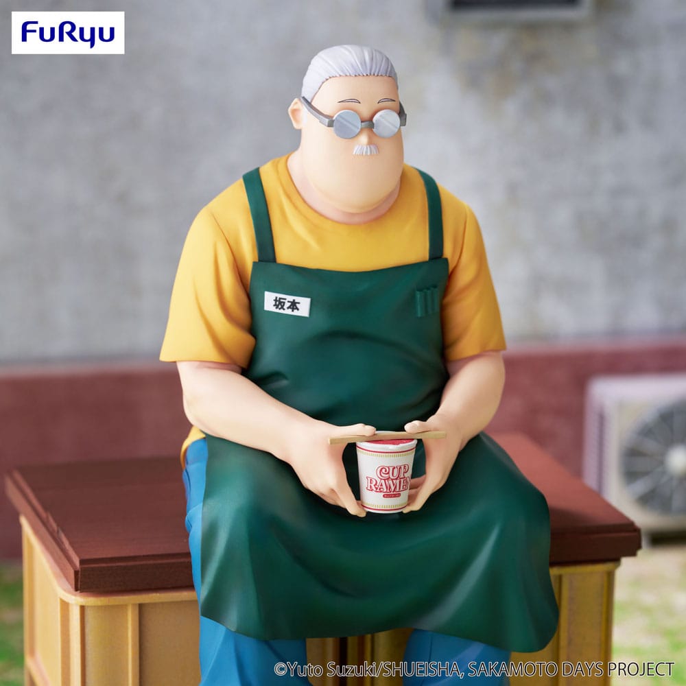 Figurine PVC de Taro Sakamoto assis avec un bol de ramen instantané, statuette Noodle Stopper officielle FuRyu issue de la série Sakamoto Days.