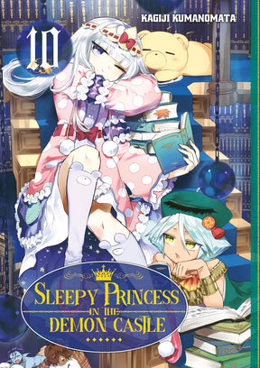 tome 10 de Sleepy Princess in the Demon Castle, avec la princesse Syalis en pyjama rose à pois, assise sur une pile de livres dans une bibliothèque, l'air fatigué, aux côtés d'autres personnages.