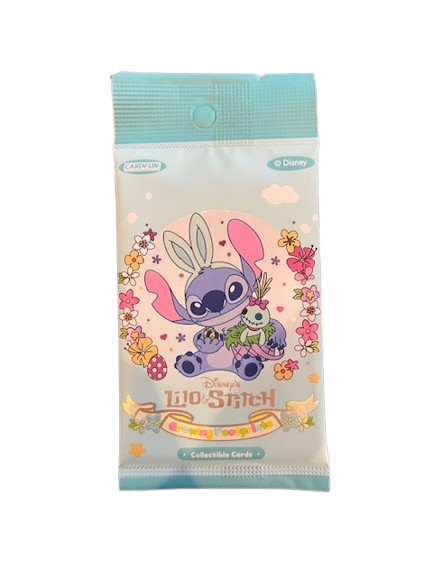 Booster de cartes Disney Lilo & Stitch avec Stitch assis entouré de fleurs dans un packaging pastel.