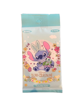 Booster de cartes Disney Lilo & Stitch avec Stitch assis entouré de fleurs dans un packaging pastel.