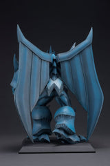Figurine Yu-Gi-Oh! Obelisk the Tormentor Egyptian God, monstre bleu massif avec ailes repliées, poing serré et socle d’exposition.