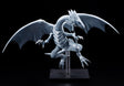 Figurine Yu-Gi-Oh! Oshi Works Dragon Blanc aux Yeux Bleus argenté, ailes déployées sur socle d’exposition noir.
