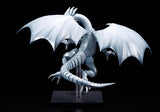 Figurine Yu-Gi-Oh! Oshi Works Dragon Blanc aux Yeux Bleus argenté, ailes déployées sur socle d’exposition noir.