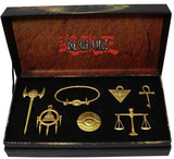 Coffret premium Yu-Gi-Oh! répliques officielles des 7 Objets du Millénium en métal doré