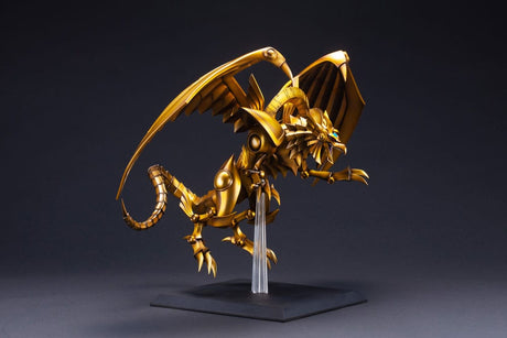 Figurine Yu-Gi-Oh! The Winged Dragon of Ra Egyptian God, dragon doré aux ailes déployées sur socle transparent.