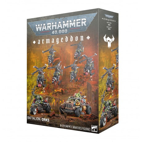 Boîte Warhammer 40,000 Armageddon Bataillon Orks avec figurines orks et véhicules sur un champ de bataille rouge et jaune.
