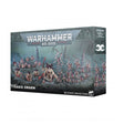 Boîte Warhammer 40,000 Tyranid Swarm contenant 30 figurines Citadel avec créatures Tyranides sur un champ de bataille sombre.