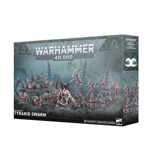 Boîte Warhammer 40,000 Tyranid Swarm contenant 30 figurines Citadel avec créatures Tyranides sur un champ de bataille sombre.