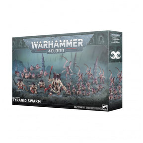 Boîte Warhammer 40,000 Tyranid Swarm contenant 30 figurines Citadel avec créatures Tyranides sur un champ de bataille sombre.