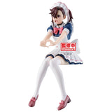 Figurine Dandadan Glitter & Glamours Momo par Banpresto, représentant Momo en tenue de maid bleue et blanche avec nœud rose, bas blancs et bras tendus vers l’avant.