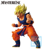 Figurine Bandai Ichibansho Super Saiyan Son Goku en tenue orange déchirée, en posture de combat sur fond blanc.