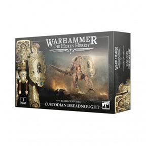 Boîte Warhammer The Horus Heresy Legio Custodes Dreadnought Custodien avec machine de guerre dorée armée d’une épée et d’un bouclier.