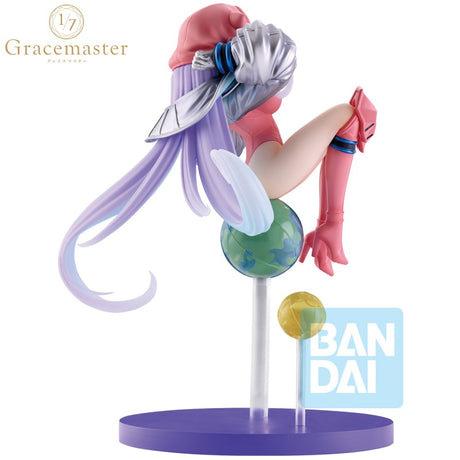 Figurine Fate/Grand Order Ichibansho Moon Cancer/BB Cosmos Celebrity Summer Experience par Bandai, représentant BB en tenue rose futuriste avec capuche, manches métalliques et décor spatial sur socle violet.