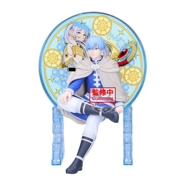 Figurine Frieren: Beyond Journey’s End Glasscape Himmel par Banpresto, avec Himmel assis devant un décor rond bleu et doré représentant Frieren en arrière-plan.