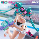 Figurine Racing Miku 2025 Sepang Ver. par FuRyu, représentant Hatsune Miku avec couettes turquoise, tenue blanche et noire, pistolet à eau et ambiance de circuit.